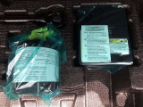 もしパンクをしてしまったら、この溶剤をエア注入口より入れて応急処置をしてください。重たいスペアタイヤを積んで走るより燃費の向上になるので、パンク修理キッド搭載の車が増えているんです。