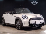 MINIのフロントグリルのデザインはイギリスで生まれた当初から、シルバーのサイドバーが折り重なった伝統的なデザインで御座います。その伝統はBMWのお車になってからでも少しずつ形を変えて守られております