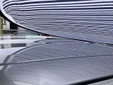 ルーフに、1cm〜5cmほどのへこみが複数ある車両となっております。