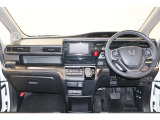 操作性に優れた運転席となります!小物入れや各ボタンの配置にこだわり、使いやすいです!座り心地もよく視認性も良好なのでロングドライブもお任せ下さい!