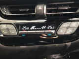 運転席、助手席別々に温度設定ができるデュアルエアコン装備です。男性が暑いと感じても、女性は寒いと感じる、そんな時の車内温度を別々に調節できるので、ストレスなくドライブをお楽しみいただけます。