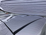 ルーフに、1cm〜5cmほどのへこみが複数ある車両となっております。