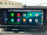 タッチスクリーンをタップするかスワイプするだけですべての機能を呼び出せます。Apple CarPlayおよびAndroid Autoに対応しスマートフォンとのシームレスな 連携も実現。さらに、USBポートを標準装備しています。