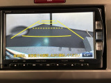 リバースギアに入れるだけで後方の表示へ切り替わります。夜間や雨の日の駐車も楽になりますよ。
