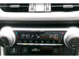 フロントオートエアコン、リヤオートエアコンを装備。運転席と助手席、それぞれの体感温度の違いに合わせて設定ができます。