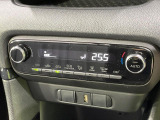 【オートエアコン】一度お好みの温度に設定すれば、車内の温度を検知し風量や温度を自動で調整。暑い&hellip;寒い&hellip;と何度もスイッチ操作をする必要はありません。快適な車内空間には必須の機能ですね♪