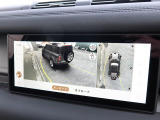 【3Dサラウンドカメラ】周囲の安全確認をアシストする機能です。3D車外ビュー、360&deg;オーバーヘッドビューを 利用して、狭いスペースでも安心、スムーズに運転操作ができます。
