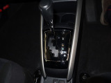 フロアATはシフトレバーが手元にあるので操作しやすく、駐車時の切り替えもスムーズです。また、シフト位置が分かりやすいので、安心して運転していただけます!