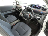 シンプルで使いやすいデザインの運転席です。