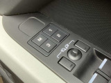 【メモリーシート】3か所のシート位置が記憶できます。これによりロングドライブ等でドライバーが変わっても瞬時に座席位置を変更する事が可能です。