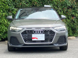 Audiデザインの特徴であるシングルフレームグリルが存在感を主張します。