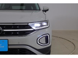 LEDマトリックスヘッドライト IQ.LIGHT:フロントカメラで対向車や先行車を検知し、マトリックスモジュールに搭載された32個のLEDを個別に制御することで最適な配光を行います。