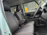 アームレスト付きの運転席は