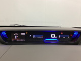 デジタル表示のスピードメーターとタコメーターを大きく配した見やすいメーター部になっています。左側のインフォメーション画面でオドメーターや燃費などの情報を確認できます。