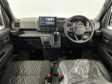 【インパネ】運転のしやすさを最優先に設計された見晴らしの良いフロントビュー。車両間隔が掴みやすく狭い道でも安心♪「安全」と「品質」を最優先に、安心してお乗りいただけるクルマを提供いたします。