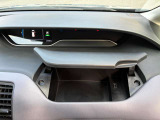運転席前にもボックス有ります。便利ですよ。
