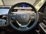 ハンドルにHondaセンシング系のクルーズコントロールやレーンキープアシストなどのスイッチと、オーディオの操作スイッチが装備されています。ハンドルから手を離さず安全に操作できます。