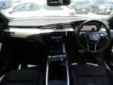 安全で快適な運転をサポートするアウディバーチャルコックピット。多機能でありながら優れた操作性で、シンプルで美しいインテリアデザインに溶け込んでいます。