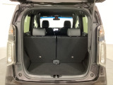 開口部も広く荷物の積み下ろしもしやすいお車となっております。シートを前方にスライドさせれば、さらに荷室を広げられます。また、床下にも収納スペースがあります。