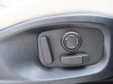 パワーシート『電動パワーシートですので運転中のシート調節も安全に行えます。微調整も可能ですのであなただけのドライビングポジションを実現します。