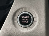プッシュエンジンスターターです。キーを取り出すことなくブレーキペダルを踏みながらボタンを押すだけでエンジンが始動できます。