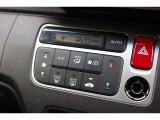 フルオートエアコンを装備しております。車内の温度設定だけでなくPM2.5にも対応した高性能集塵フィルターも装備しており車内はいつも快適空間です。