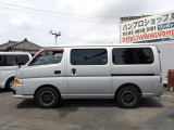 車両の左側面全体を真横から捉えた外観全景です。助手席ドアからスライドドア、リヤクォーターパネルにみられる現在の外観コンディションを画像より詳しくご確認ください。