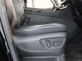 パワーシート搭載。微妙な調整が手軽にでき、ピッタリなポジションで運転することが可能です。