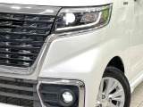 【LEDヘッドライト】悪天候や夜間走行時も良好な視界を確保し安心して運転できる高輝度LEDヘッドライトを装備!点灯速度が早く、消費電力も抑えられています。