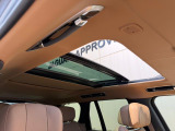 【電動パノラミックルーフ】車内に気持ちいい自然光が差し込み、頭上に広がる風景をお楽しみいただけます。快適な車内温度を維持し日差しから乗員とインテリアを守るダークカラーのガラス。電動ブラインド付き!