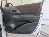 運転席ドア内張はご覧の通り。ドアポケットの収納もバッチリです