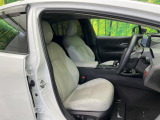 運転席まわりには十分なスペースがあり、大柄な方でもゆったり運転していただける環境です。