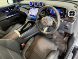 メルセデスのシートは、少し硬めに出来ておりますので、長時間の運転でも疲れにくく、安全にドライビングをお楽しみ頂けます