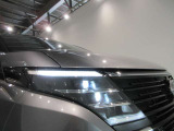 アダプティブLEDヘッドライトシステムです対向車や先行車に照射しないよう自動でハイビームの照射範囲を切り替えます 夜間走行時とても役立ちます