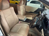 運転席の画像です。足元やシートまわりに余裕があり、リラックスした姿勢で運転が可能です。視界も良好で操作系へのアクセスもしやすく、快適で安心感のあるドライブをサポートします。