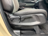 運転席は、高さの調整もできます。