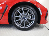 純正17インチアルミホイール装備・タイヤサイズ215/45R17装着