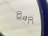 【ブラインドスポットモニター】走行中、ドアミラーの死角になりやすい箇所に後続車が接近するとサイドミラーのレンズに警告を表示!ドライバーに注意喚起をしてくれます。