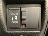 左側電動スライドドアは運転席からでも操作ができるように、ハンドル付近に開閉の操作スイッチが付いています。