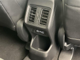 【 後席エアコン 】後席にもエアコンがついておりますので、車内全体を快適な温度に調節いただけます♪