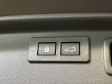 【パワーバックドア】スマートキーや運転席のボタンを押すだけでリアゲートが自動で開閉します!荷物を持っている時や、高い位置にあるバックドアを閉める際に便利な機能です♪