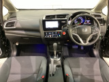 車内は光触媒抗菌消臭施工済です。インパネ周りはスタイリッシュなデザインです。グローブボックスやカップホルダーのほかにトレーなどたくさんの収納スペースが付いています。