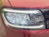 【LEDヘッドライト】悪天候や夜間走行時も良好な視界を確保し安心して運転できる高輝度LEDヘッドライトを装備!点灯速度が早く、消費電力も抑えられています。