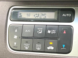 【オートエアコン】一度お好みの温度に設定すれば、車内の温度を検知し風量や温度を自動で調整。暑い&hellip;寒い&hellip;と何度もスイッチ操作をする必要はありません。快適な車内空間には必須の機能ですね♪