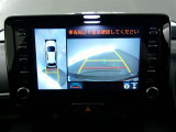 パノラミックビューモニター付きです。車両を上から見たような映像を画面に表示。運転席からの目視だけでは見にくい、車両周辺の状況をリアルタイムでしっかり確認できます。