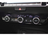 フルオートエアコンを装備。暑い日や寒い日の車内を快適にします。