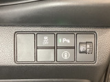 ハンドルの右側にはヘッドライトレベライザーとHondaセンシング用のメインスイッチがついています。ヘッドライトレベライザーは道路状況や積荷の加重に応じてライトの高さを調節できます。