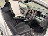運転席にはシートリフター機能が付いているので自然な運転姿勢がとれ、快適に運転が出来ます!