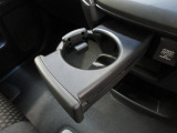 運転席からも助手席からも使いやすい位置にドリンクホルダーを配置しています。