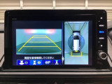 マルチビューカメラシステム搭載車です。お車の周囲を全方位でカバーします。後方・前方・両脇と、コンディションが悪い視界でもカラーモニターに映し出した映像がドライバーをサポートします。